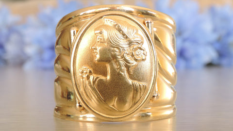NEO-CLASSICAL GODDESS VINTAGE CAMEO  STATEMENT RING IN 18 KARAT GOLD